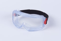 3M&trade;&nbsp;GoggleGear&trade; Protective Goggle 3000 Series, PVC Shroud, Clear Scotchgard&trade; AF Lens, Premium Cloth Strap