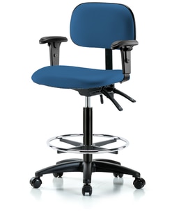 Fisherbrand&trade;&nbsp;Chaise en vinyle EKO de grande hauteur de banc avec inclinaison du siège, accoudoirs ajustables, anneau de pied chromé et roulettes non freinantes