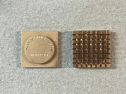 PATHOLOGY INNOVATIONS The 36 mm square stemless chuck is the same size as Pathology Innovations Large Chucks but made with a dovetail for cryostats that require stemless chucks.