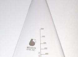 Bellco Glass, Inc.&nbsp;Manufactured from Type 1 Class A Borosilicate Glass. Ideal for culture aerobic & anaerobic organisms, media storage and mixing. Deep skirted screw caps protect against contamination. Supplied with rubber line black phenolic caps and graduated to approximate volumes.  Dimensio...