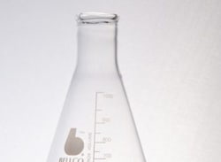 Bellco Glass, Inc. Manufactured from type 1 class a Borosilicate glass. Media storage and dispensing flask with bottom hose connection is graduated to approximate volumes and the heavy duty break resistant neck provides an excellent fit for rubber stoppers. The bottom hose