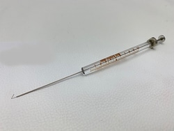 Trajan Scientific&nbsp;L-MARK Brand Syringe, 10l, 22 Gauge, 55mm Needle