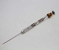 Trajan Scientific&nbsp;L-MARK Brand Gold Syringe, 50-L, FN, Chemically Inert Coated Needle, GT, PTFE, 22s, Pt. 3; Syringe Adapter: PAL.SA050